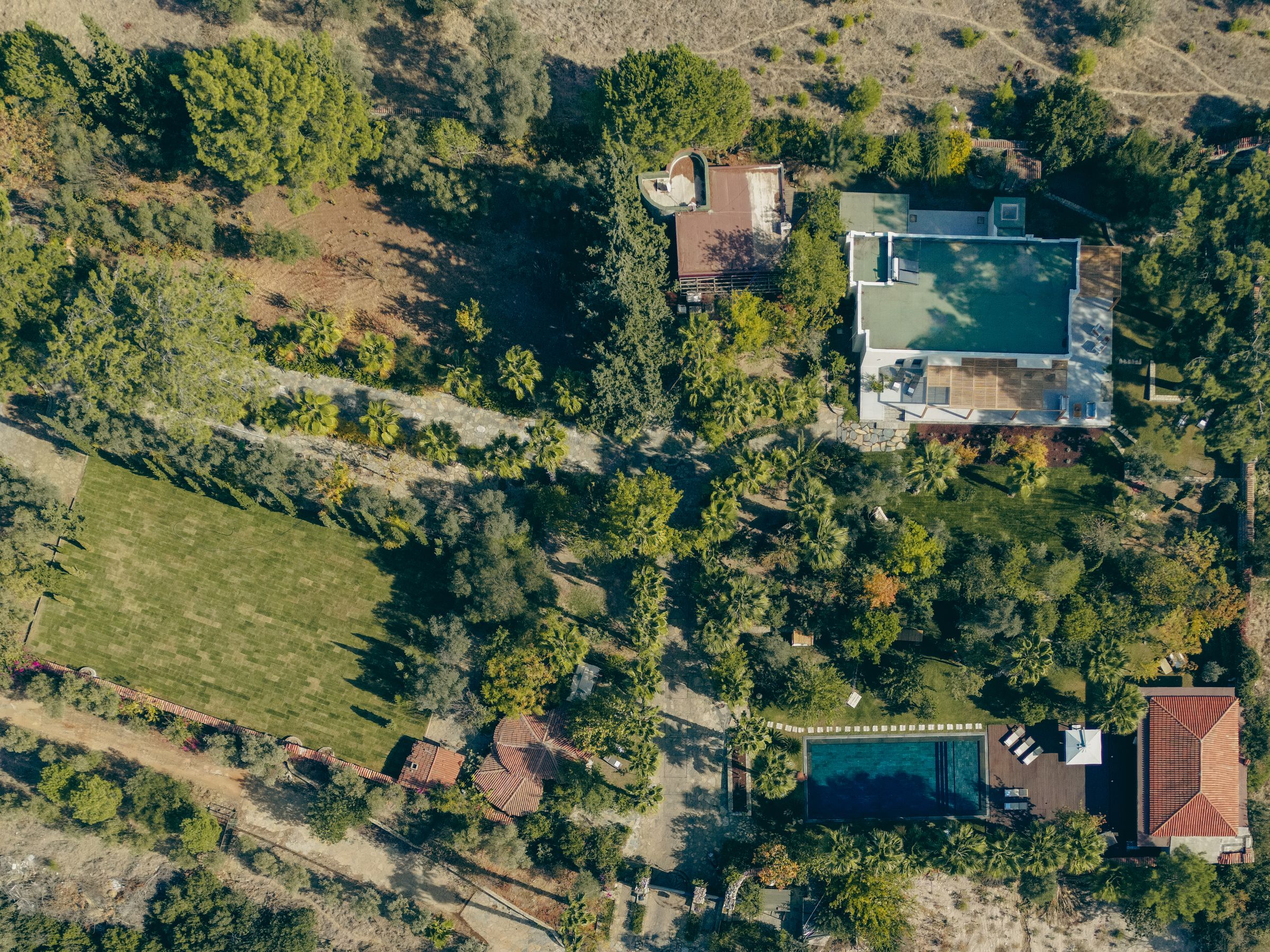 Jungle Eva from the air: the lawn, the villas and the pool