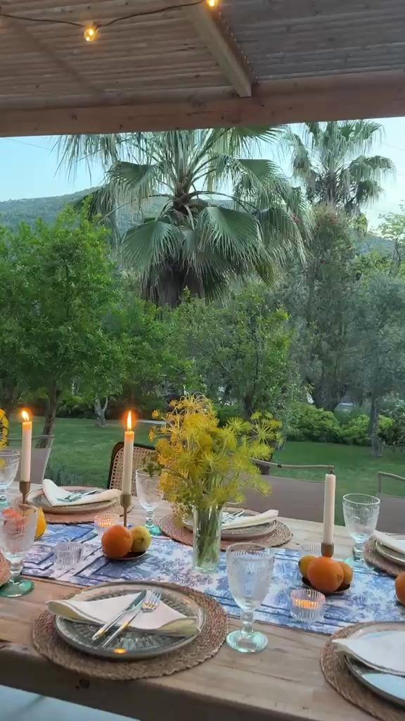 The candlelit table under the pergola